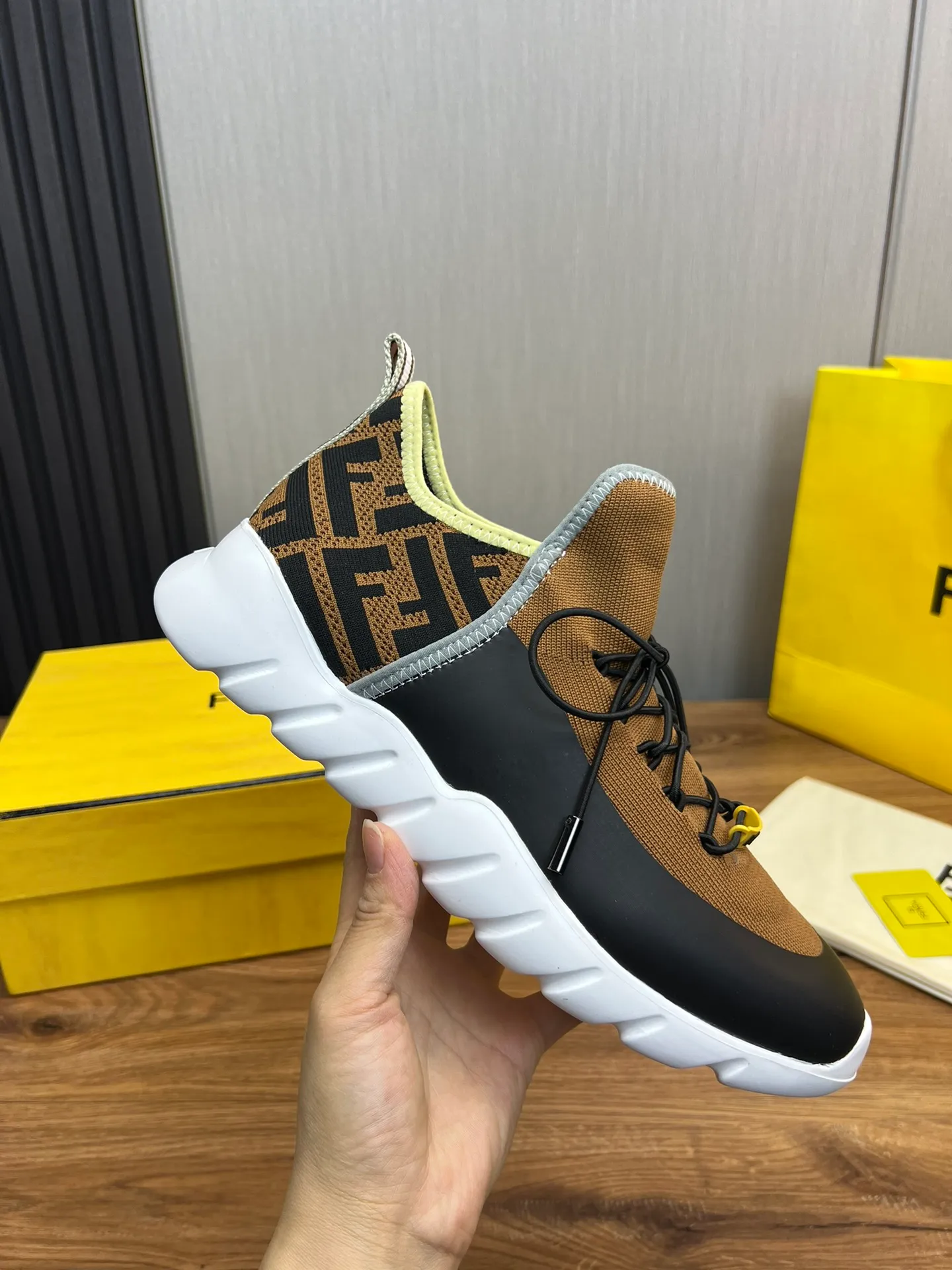 Men's shoes💰680💰 ＦＥＮＤＩ. Fendi🔍Top purchasing agent🇮🇹 The new and popular counter of the popular street boy monster has original factory configuration, original fly-knit fabric imported from Italy, high-quality printing technology, imported water-dyed cowhide with breathable mesh lining, breathable and comfortable, soles: original factory special soles are super comfortable, original factory single goods 🔍high quality, you can enter and leave the counter at will, welcome to compare, code number 39-44 (can be ordered 38.45.46)